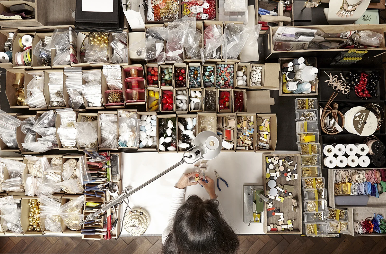 top_shot_working_desk-of-pili_colado-les_précieuses-recto_verso_magazine_portrait-by-oskar.jpg