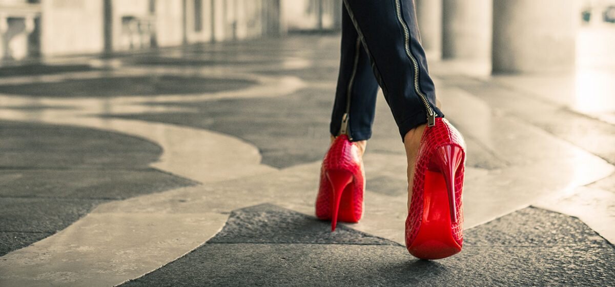 1493119193_how-to-walk-in-high-heels-1200x560.jpg