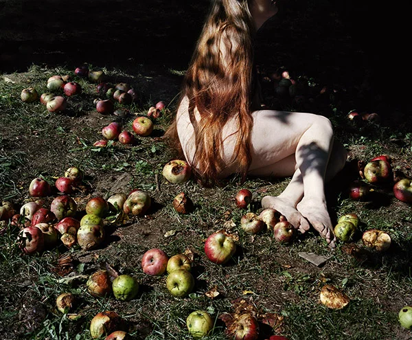 Jenna_and_the_fallen_apples.jpg