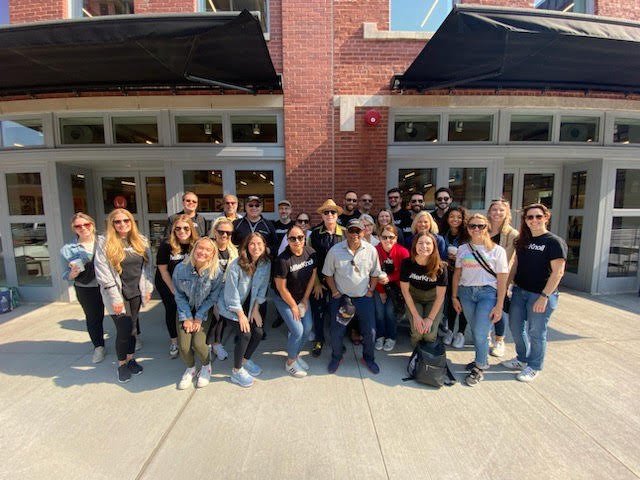 MillerKnoll, Vice Mayor Alderman Burnett and the WCA Team up to Clean the Streets ahead of Fulton Market Design Days!