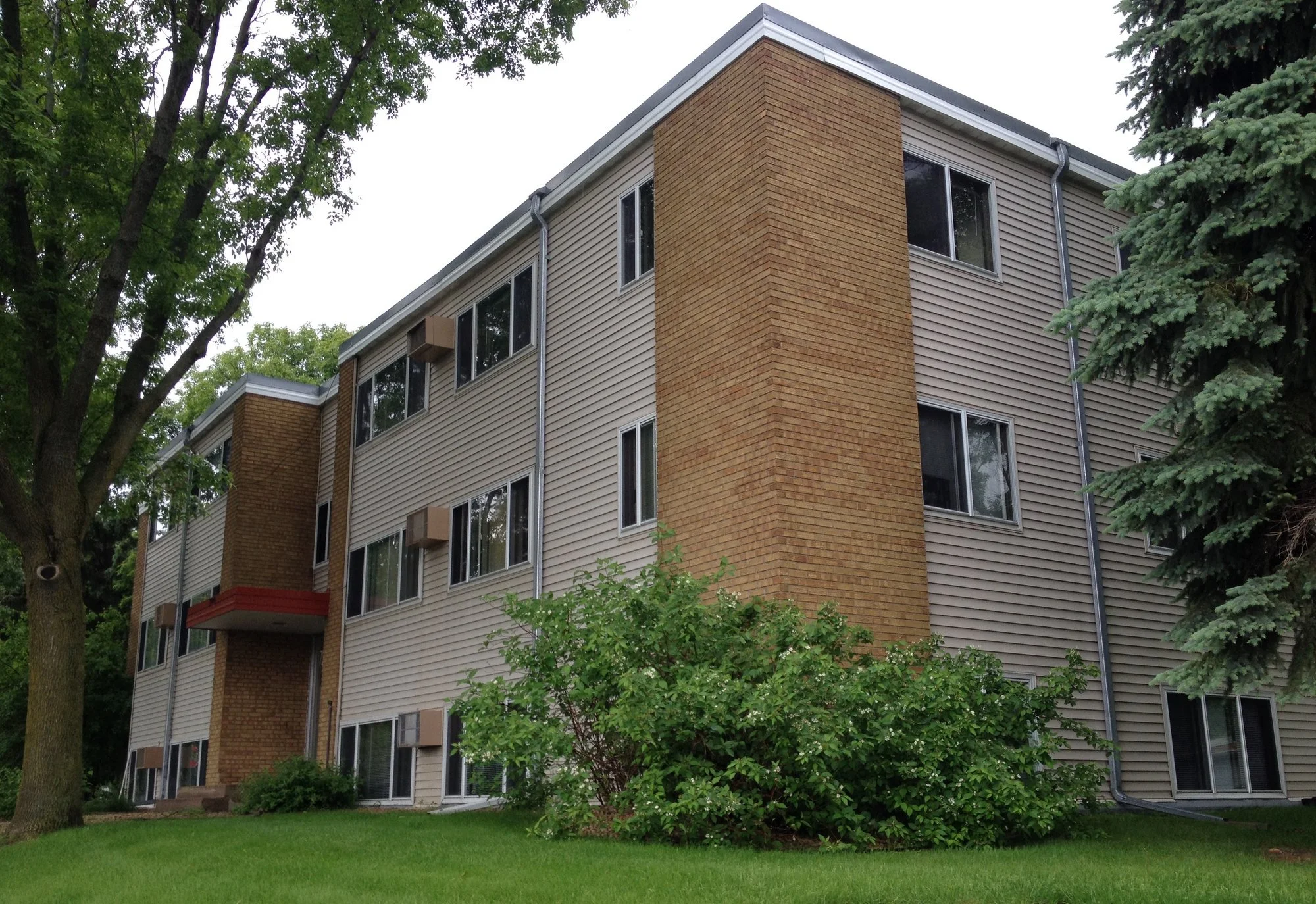 Minneapolis, MN - 4120 Nevada Ave N - 36 UNITS - SOLD - $2,580,000