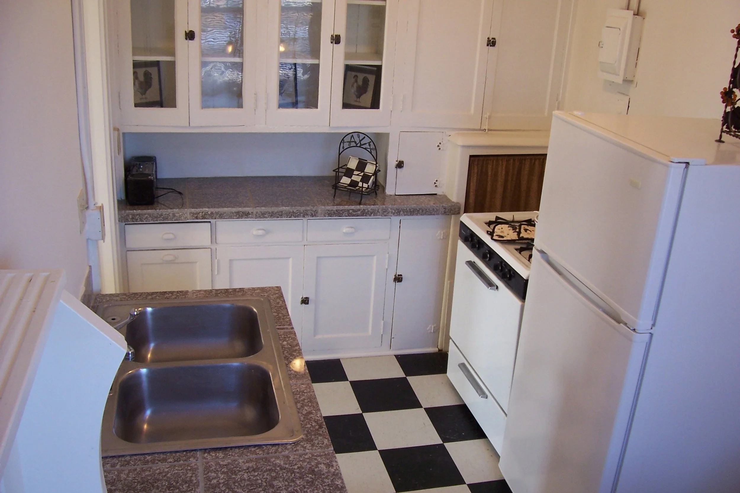 195 Lexington apt 1 kitchen 3.jpg