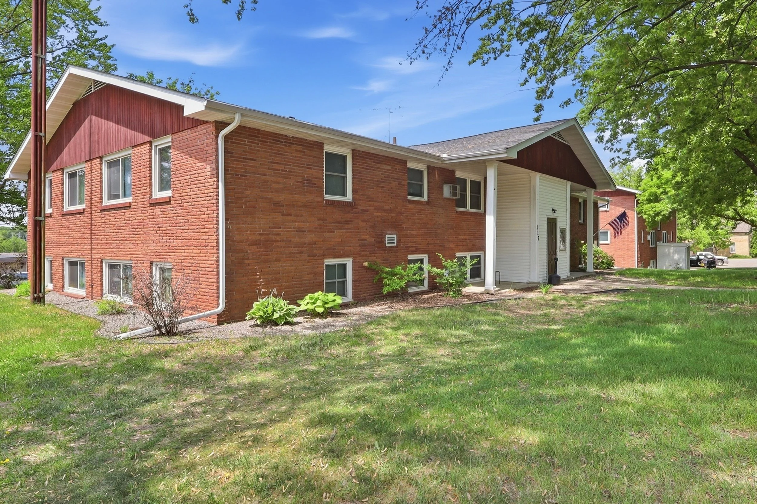 Sauk Rapids, MN - 107 &amp; 117 3rd Ave S - 21 UNITS - $1,549,900