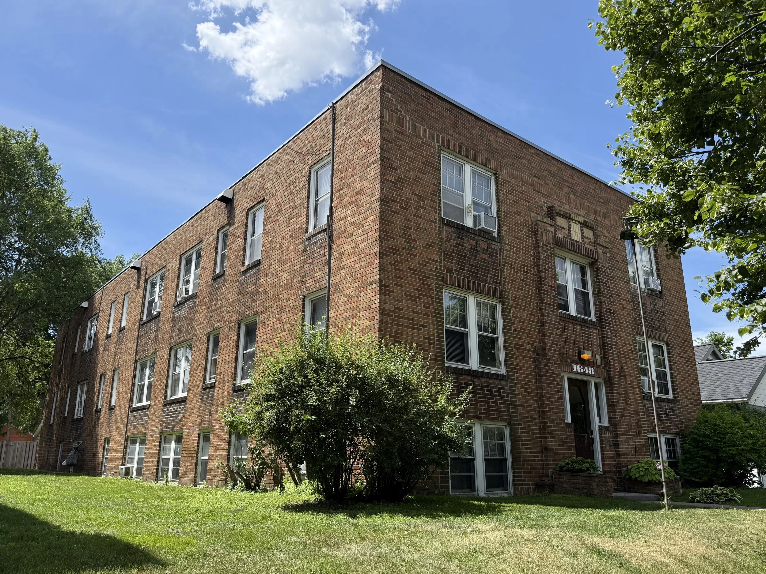 Saint Paul, MN - 1648 Charles Ave - 19 UNITS - $1,900,000