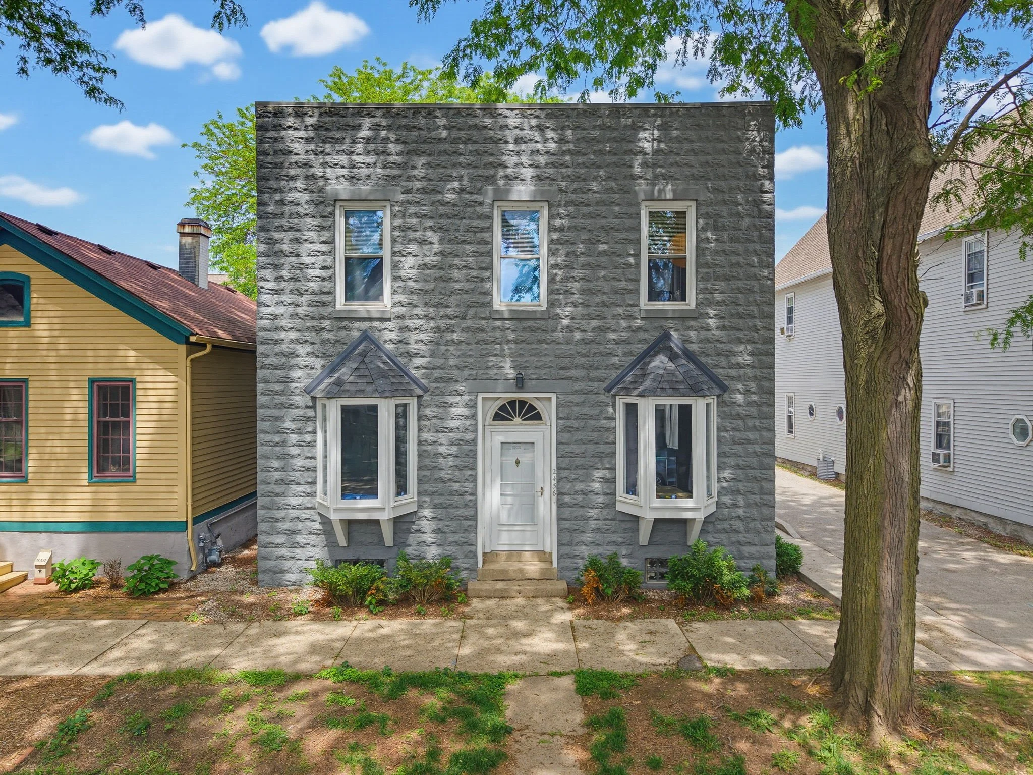 1-web-or-mls-2436-s-wentworth-ave.jpg
