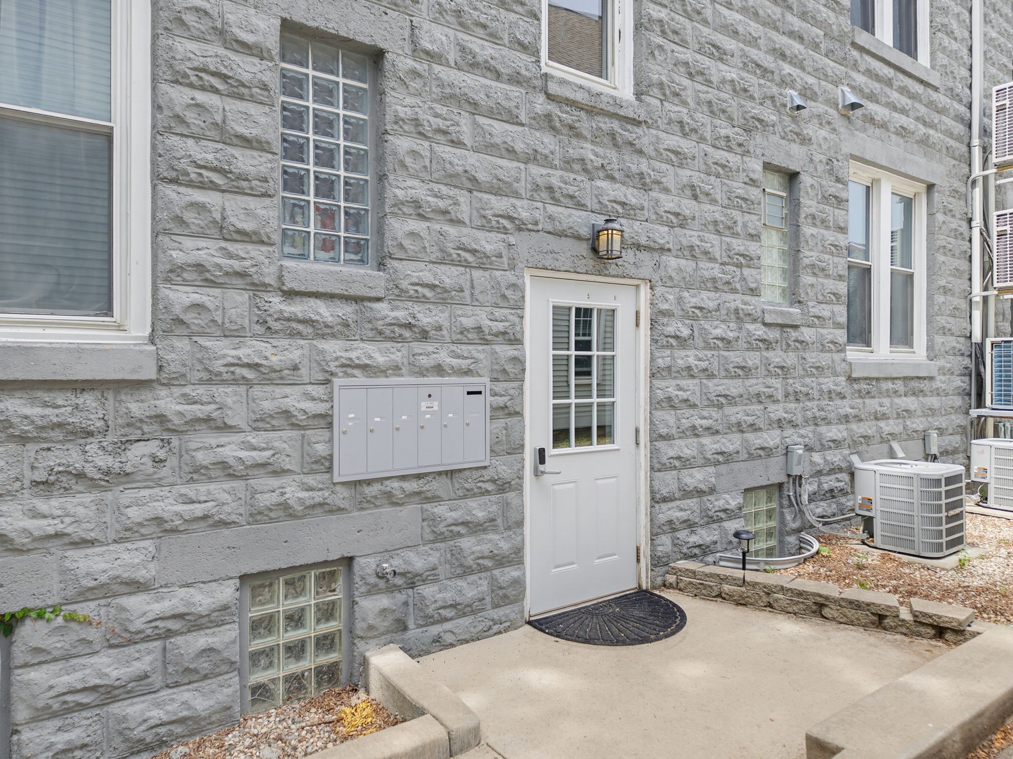 4-web-or-mls-2436-s-wentworth-ave.jpg