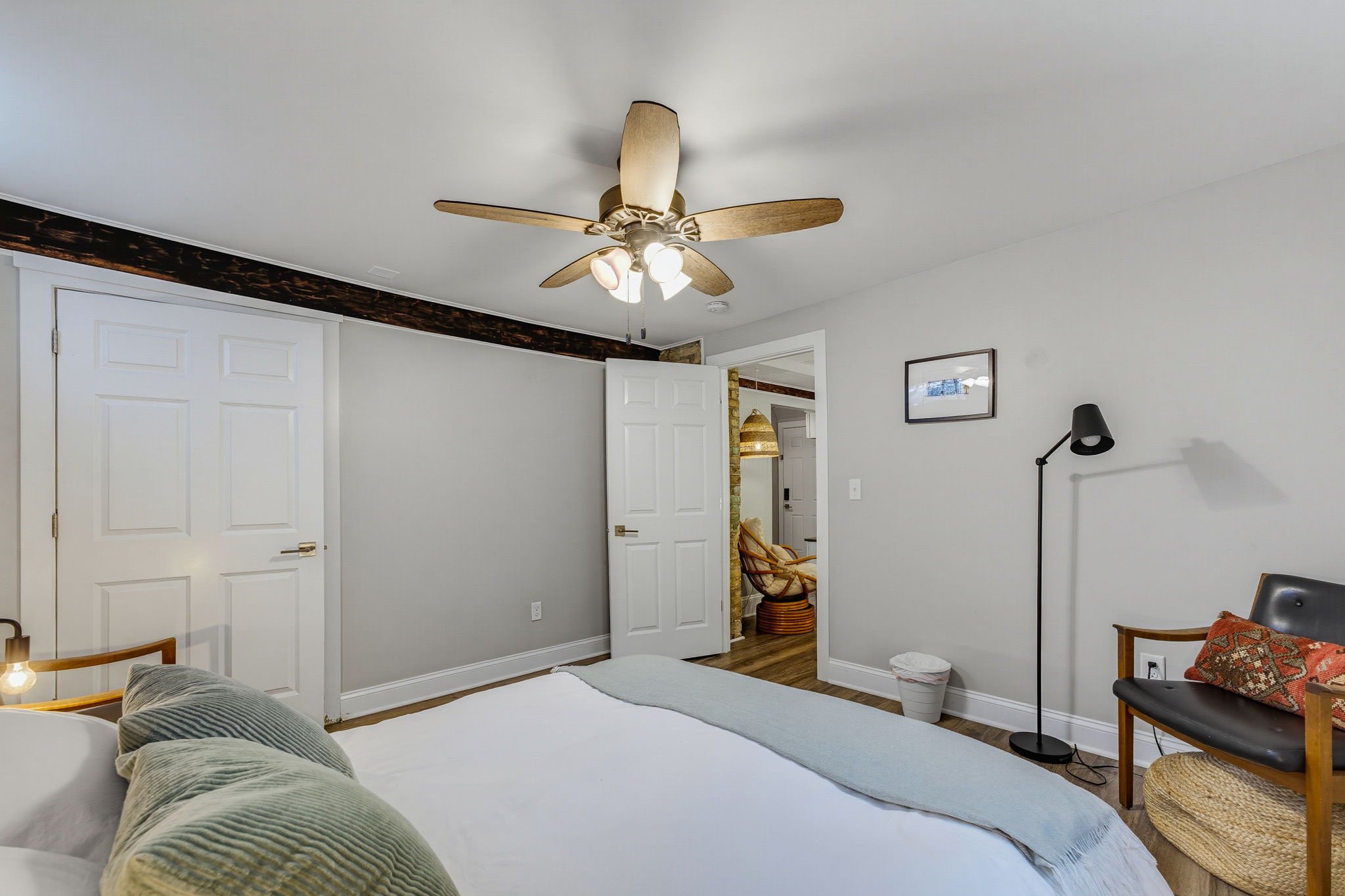 18-web-or-mls-2436-s-wentworth-ave.jpg