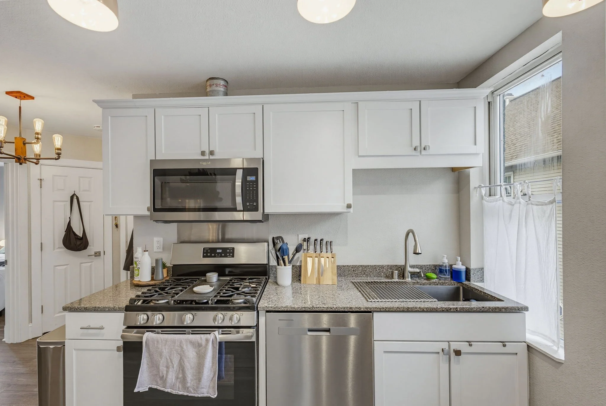 20-web-or-mls-2436-s-wentworth-ave.jpg