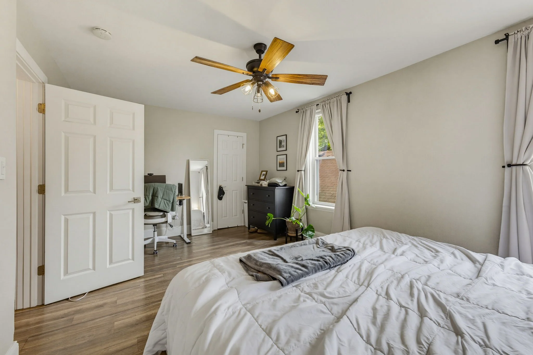 27-web-or-mls-2436-s-wentworth-ave.jpg