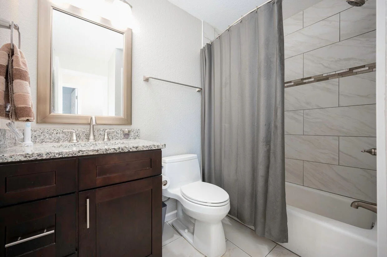 105 Bathroom.jpg
