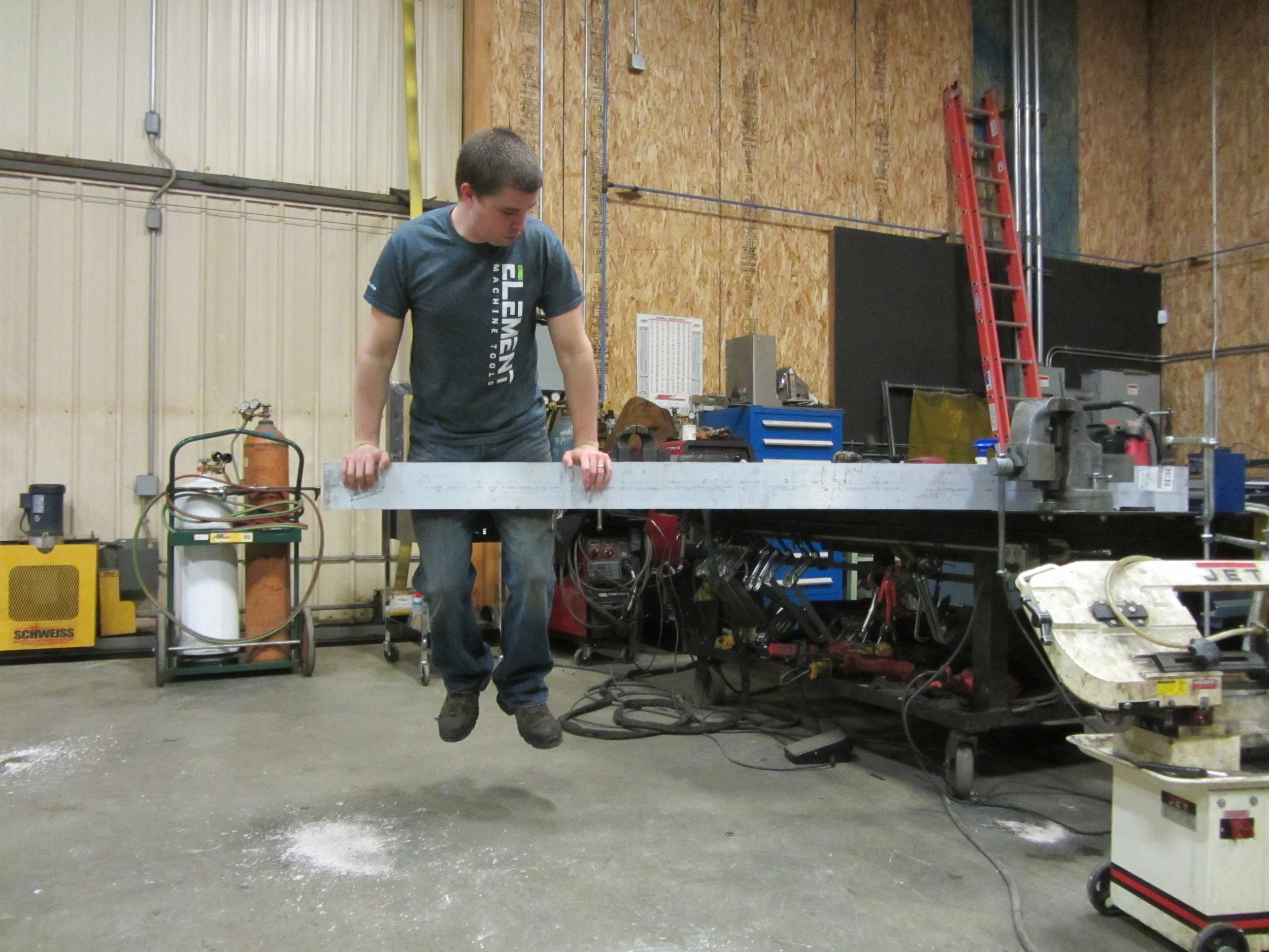 Testing the rigidity of the welding bench...
