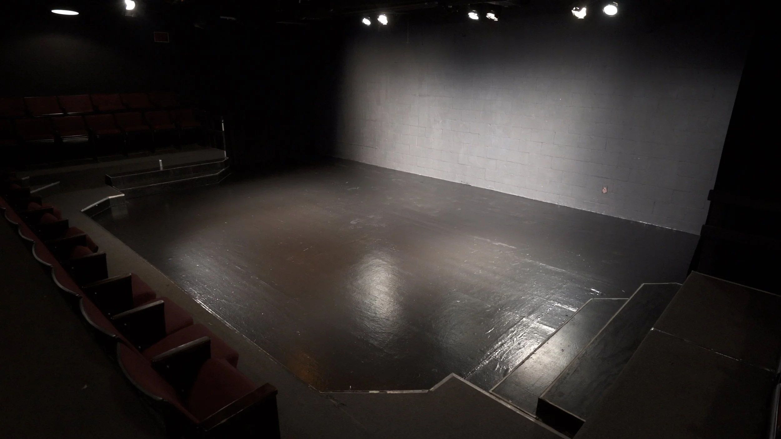 Zephyr-Stage-Lights-NoCurtain.jpg