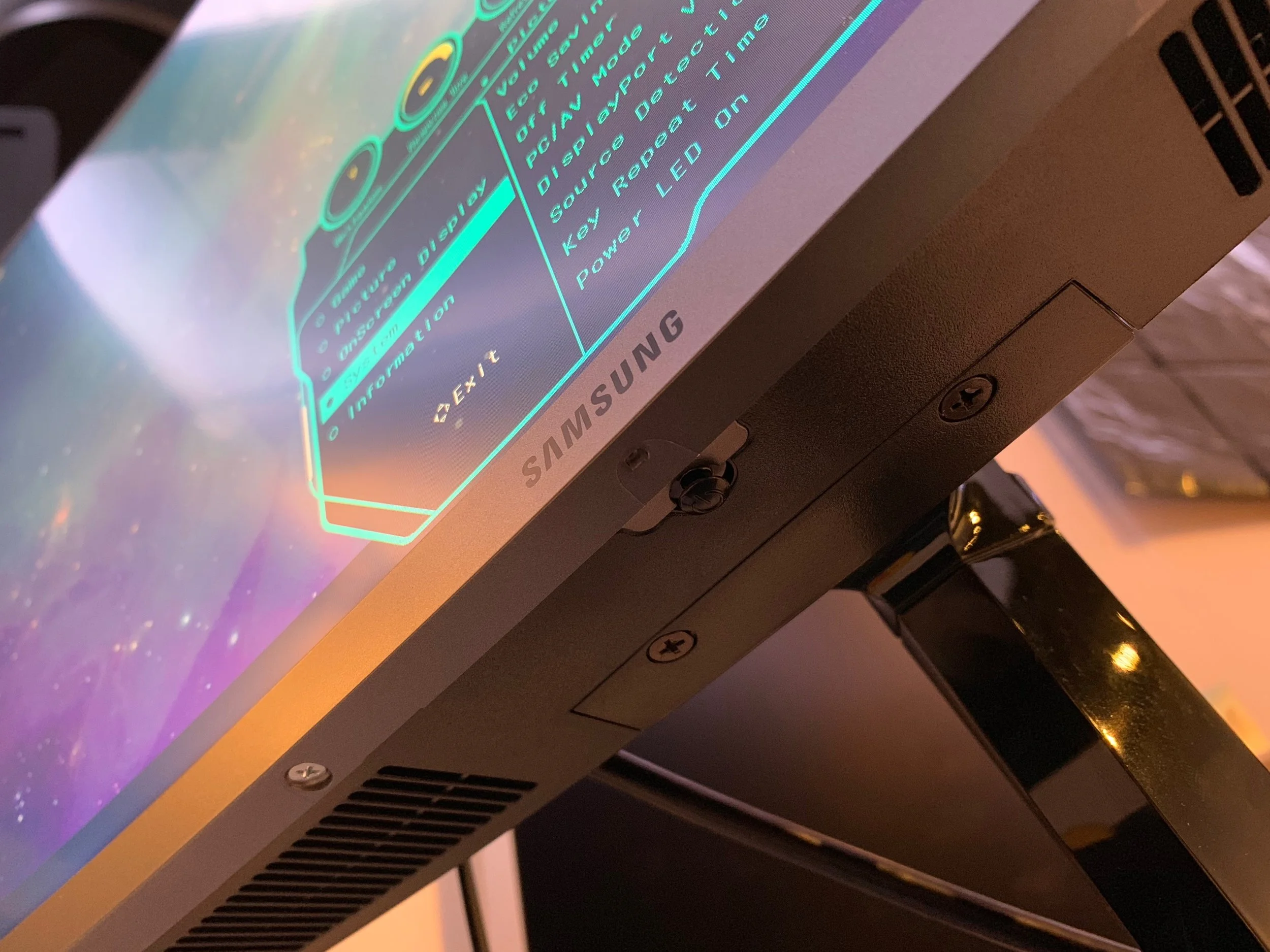 Samsung’s joy stick for accessing settings is easy and intuitive to use.