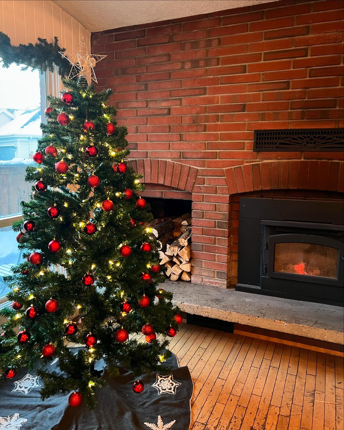 Holiday Season has arrived at the Cafe 🎄☕️&hearts;️

#holidayseason #yegcafe #coffeeshopcorners #littlebrickyeg #coffeetime #christmas #winterwonderland #coffeeyeg