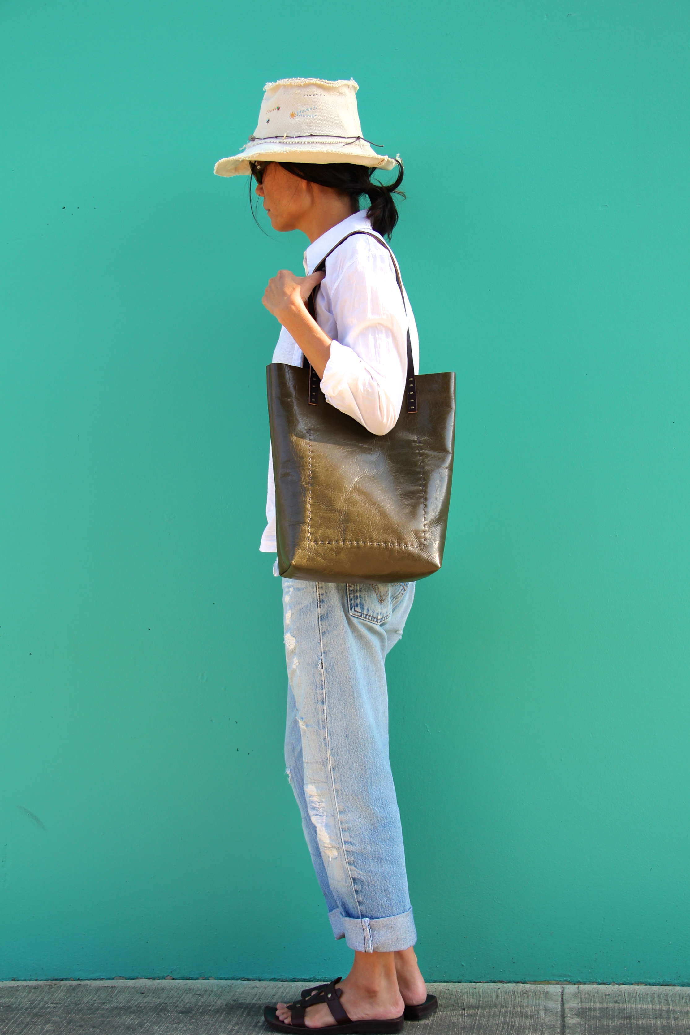 Simple Vintage Leather Tote in Dried Seaweed
