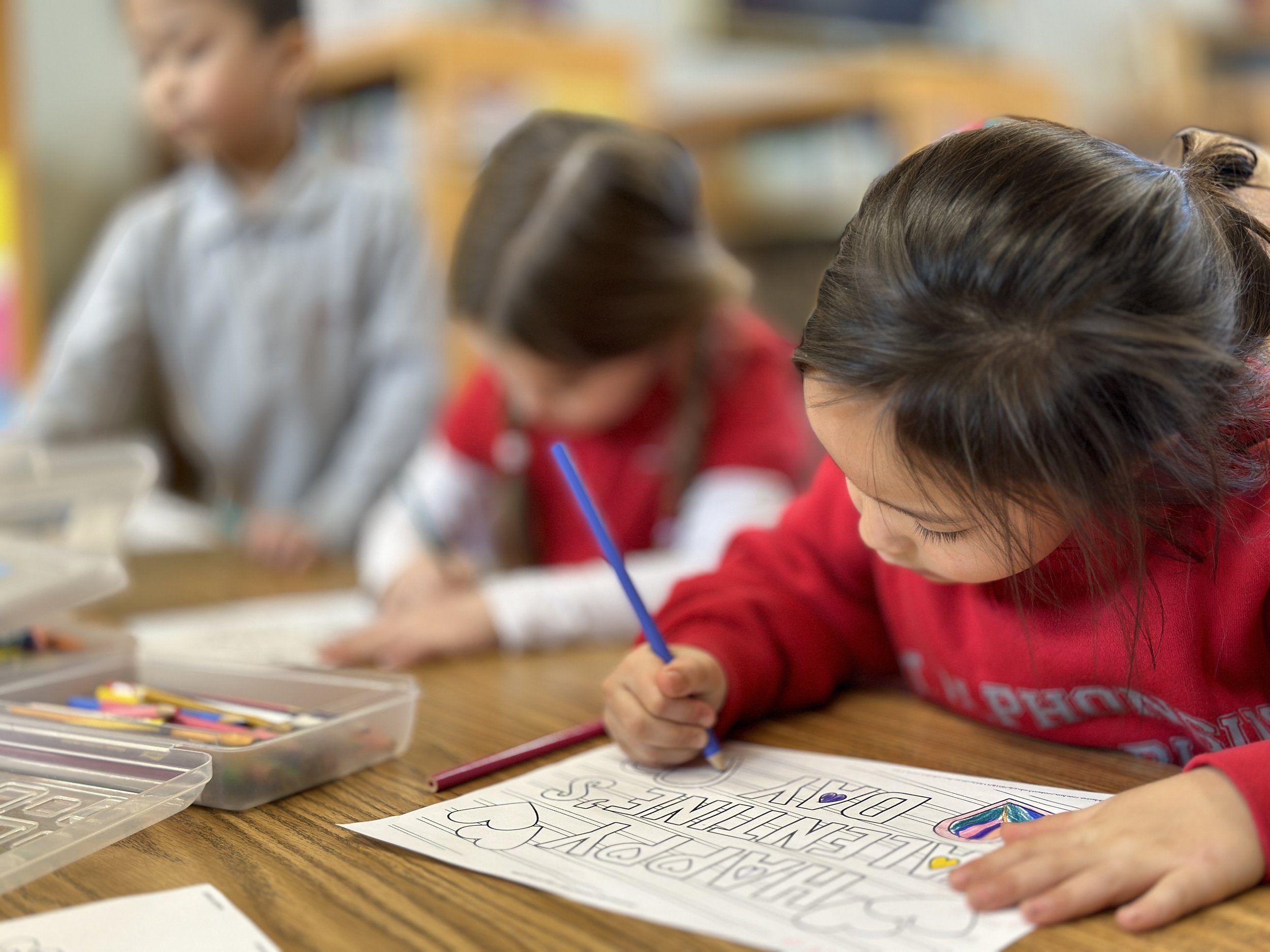  Kindergarten students are coloring in the library 