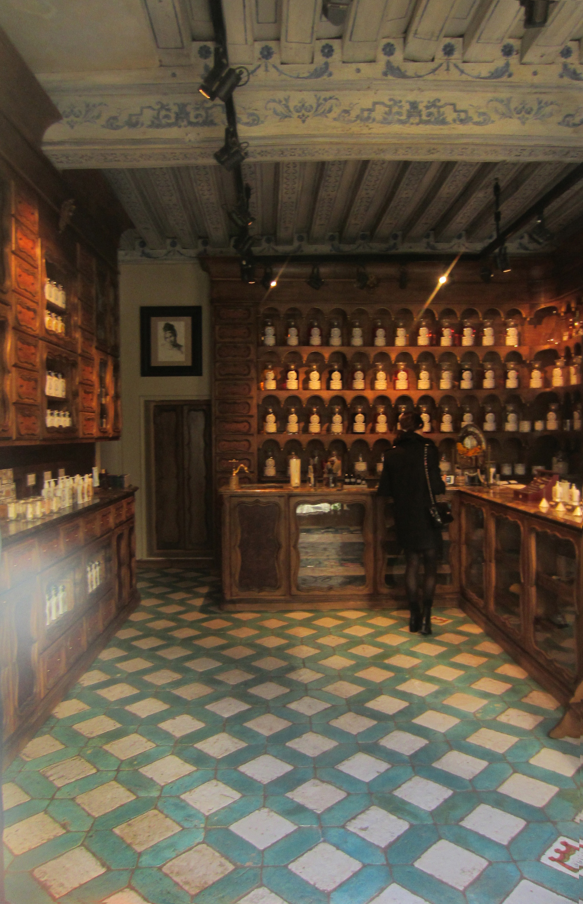 Honore de Balzac was inspired by this perfume shop Jean Vincent Bully in his novel Cesar Birotteau .