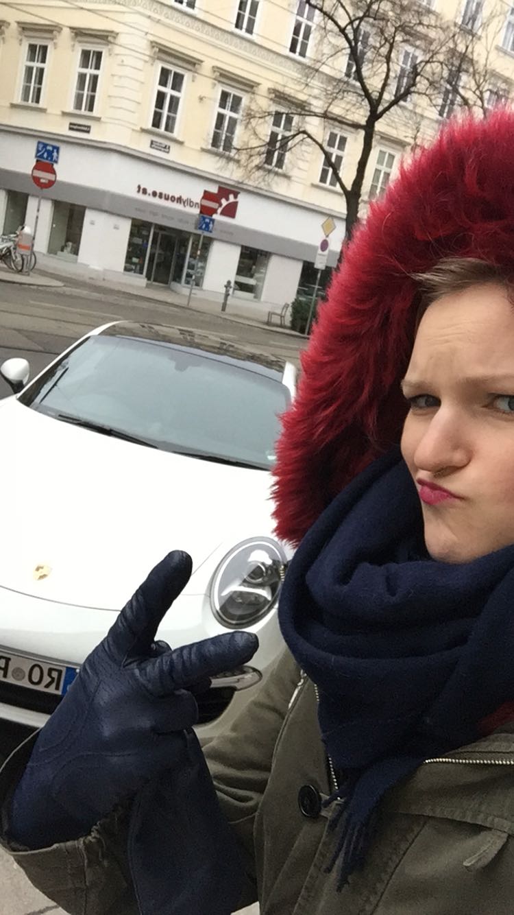 Unsere Sophie vor besagtem schnellen Gefährt ;)