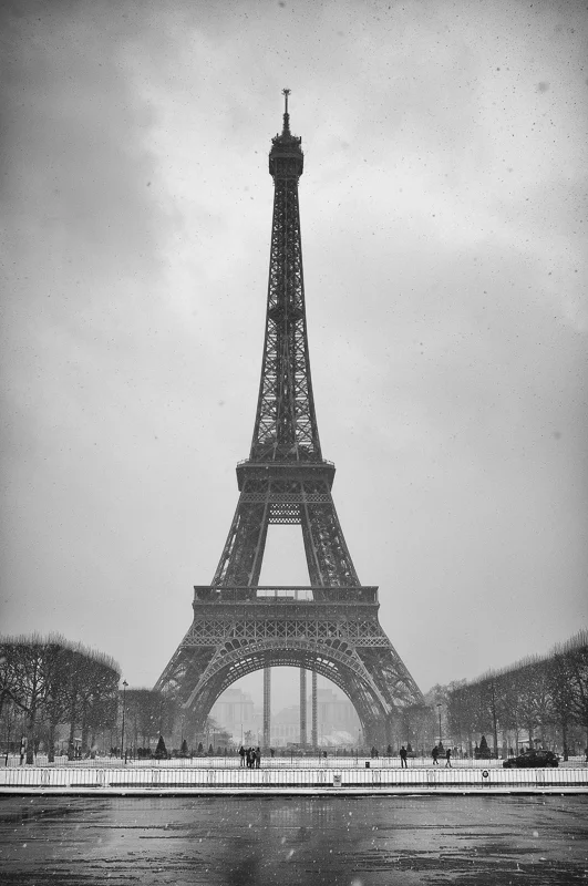 The Eiffel Tower gets a Snow Day
