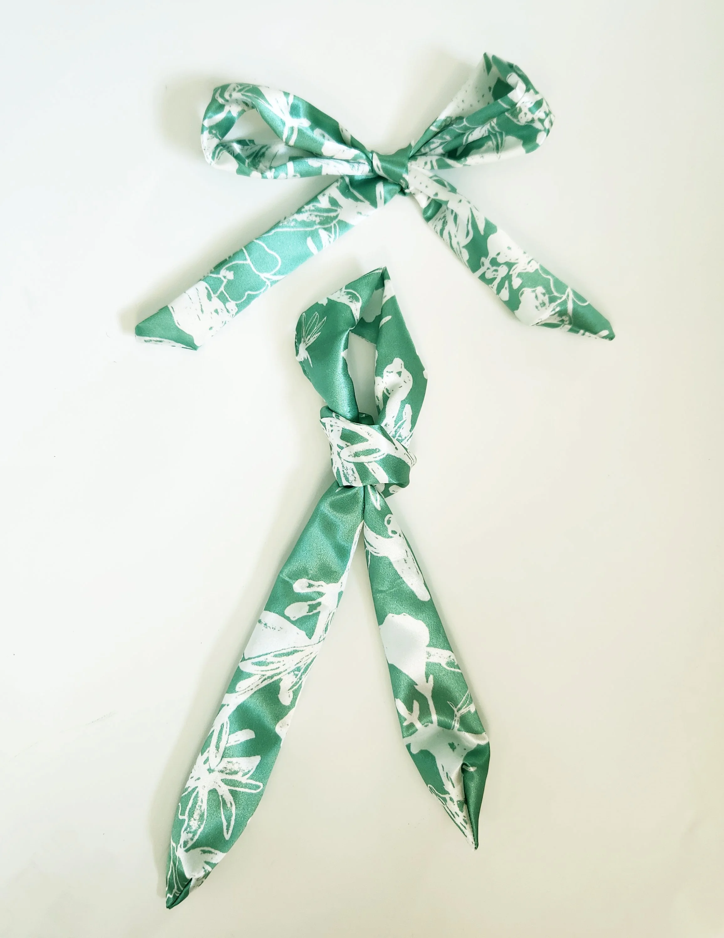 Short scarf in green + white (satin)