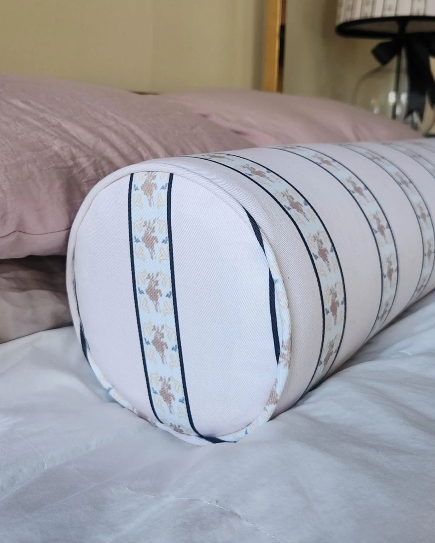 Marie Antoinette bolster for une cliente magnifique ♡
.
.
.
www.oliviadesigns.art