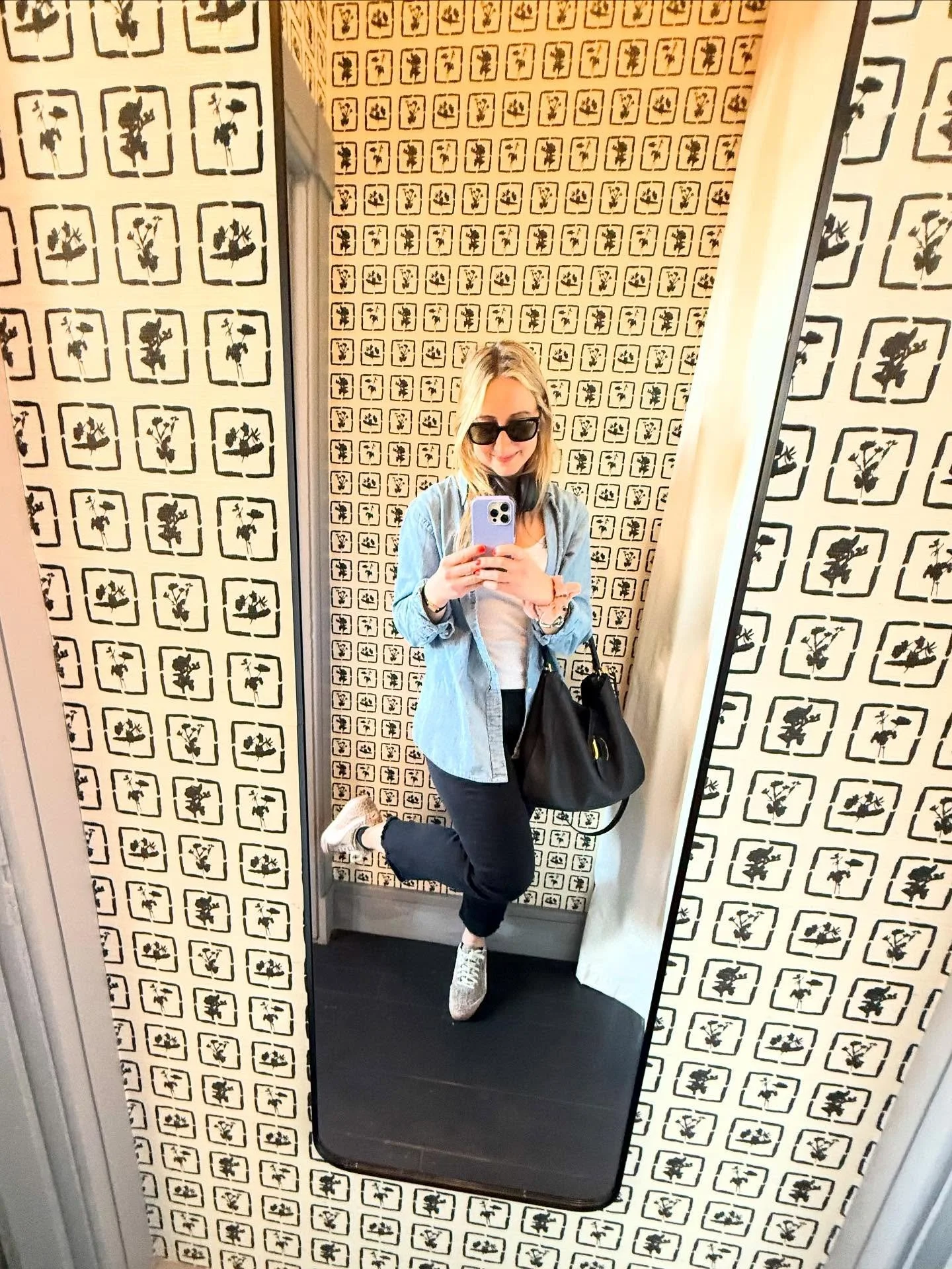 Still one of my favorite installations at @salonatlasdayton 📸🌸
.
.
&ldquo;Floral Fortress&rdquo; grasscloth by @oliviadesigns.art
.
.
.
www.oliviadesigns.art
