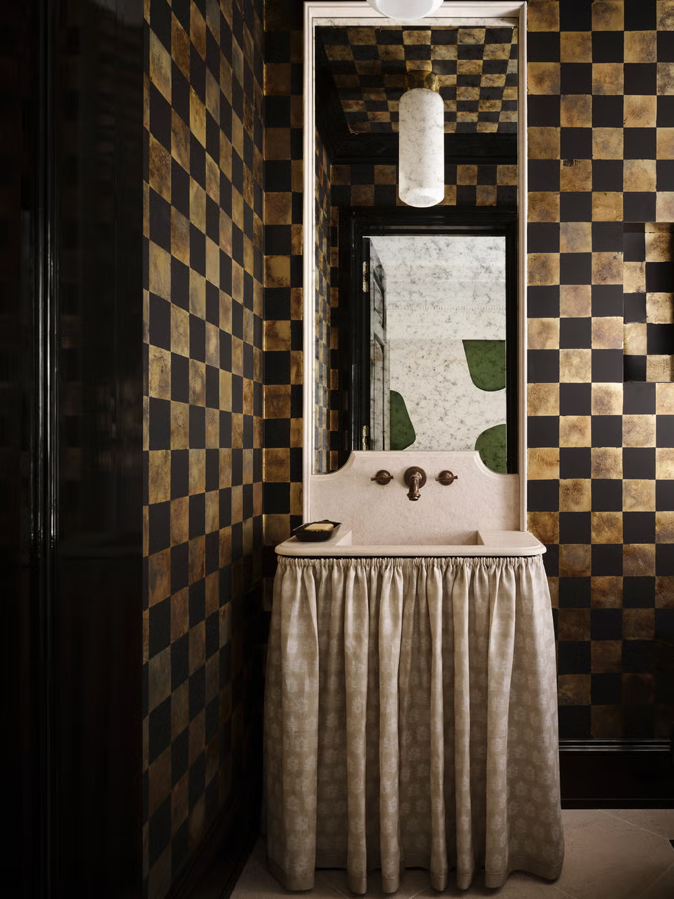 The Historic Apartment Worthy of a Truman Capote Swan Is Still the Grand Dame of New York Abodes—Only Shinier
 ELLE DECOR | September 2024  