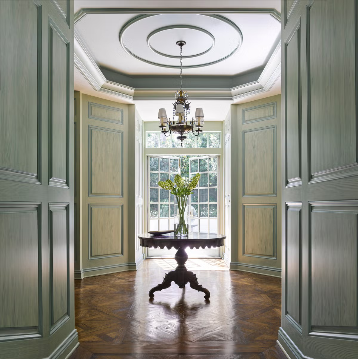 Amid a Sea of Generic McMansions, This Beverly Hills Estate Is a Livable Painting
 ELLE DECOR | June 2023  
