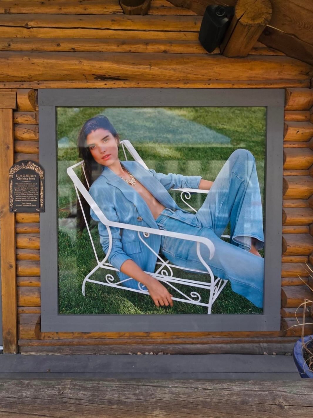 Bringing @veronicabeard to life at the cabins with new signage by SPAR 🤍

#MadeBySpar #PackagingDesign #CustomPackaging #LuxuryPackaging #InfluencerMailer MailerDesign CreativeAgency BrandStrategy