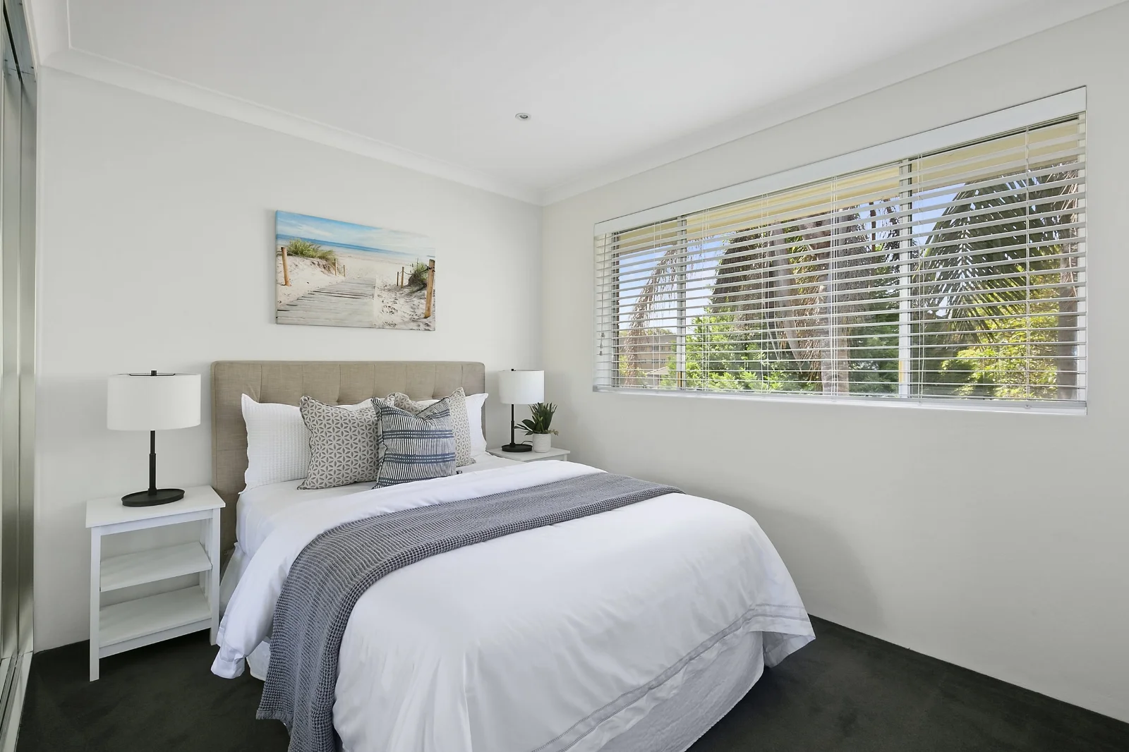 howard_ave_deewhy_mainbedroom_stage_sell_3.jpg