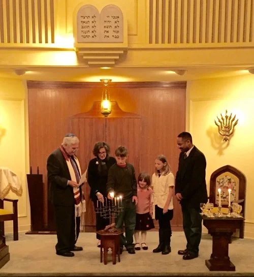 L-R: Rabbi Harry Danzinger, Lee Aylward, Nate, Emily, and Zoe Rubenstein, children of Tammy and David Rubenstein of Oxford, and Dr. Rolando Herts.