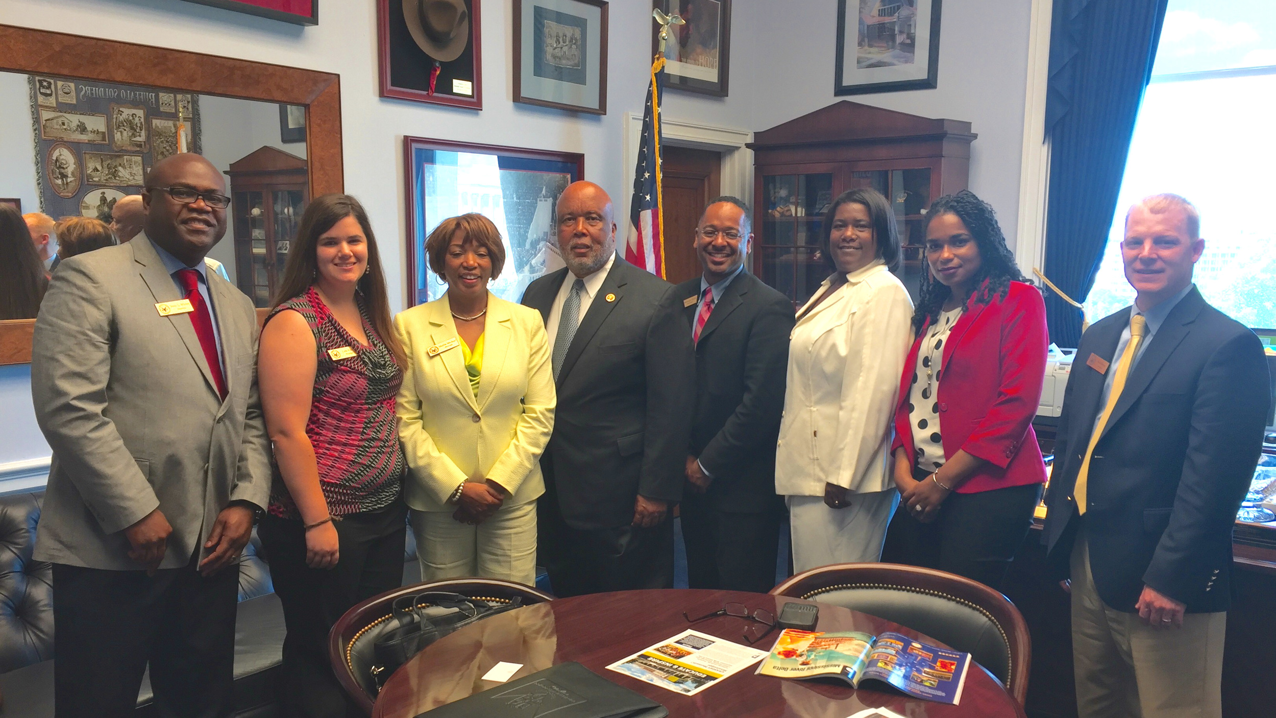 Congressman Bennie Thompson poses with members of the DLI's Executive Academy
