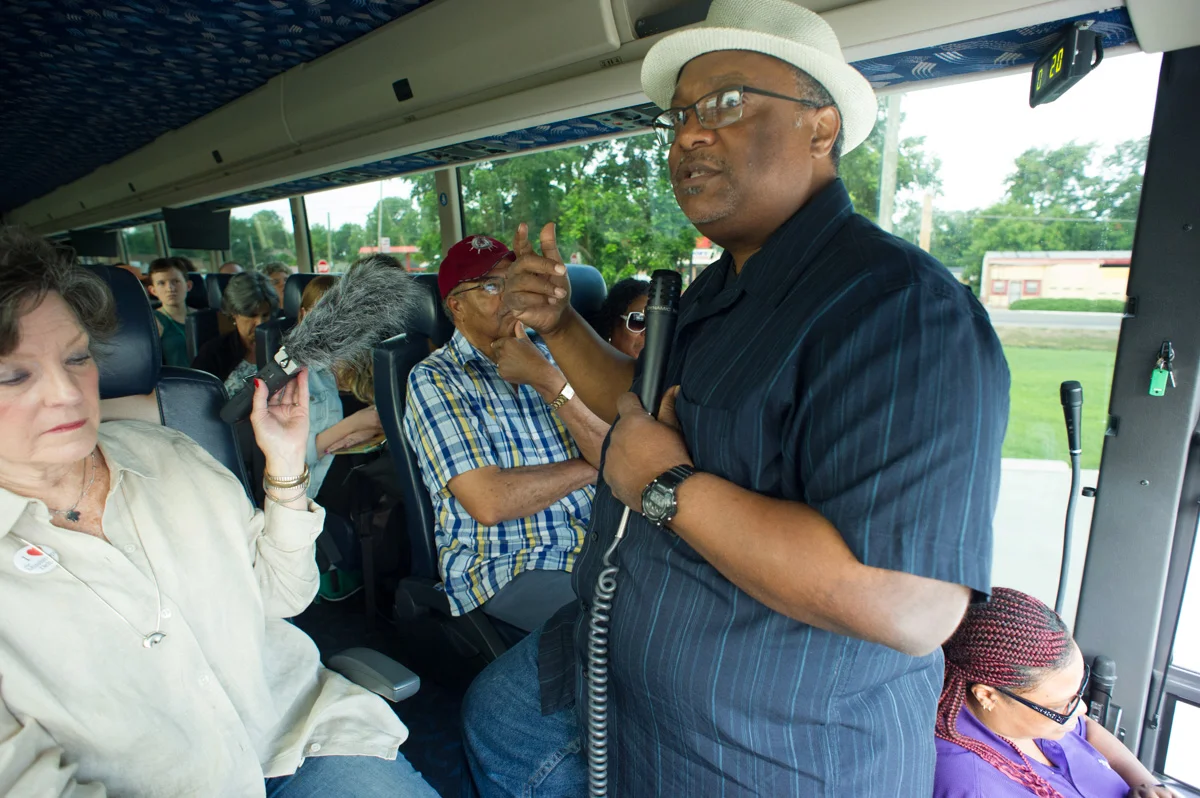 Mayor Darryl Johnson of Mound Bayou greeting NEH workshop participants.