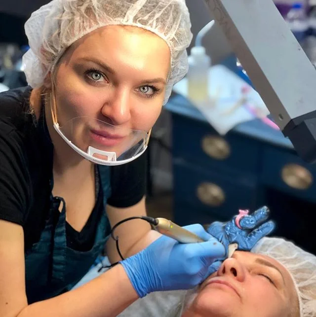 Hey! What are you doing at work today? 
I&rsquo;m having fun doing my Mama&rsquo;s eyeliner +eyebrows 🥰 
#grandrapidsmakeupartist #microbladingeyebrows #shading #permanentmakeup #permanenteyeliner #microbladinggrandrapids #grandrapidsmicroblading #e