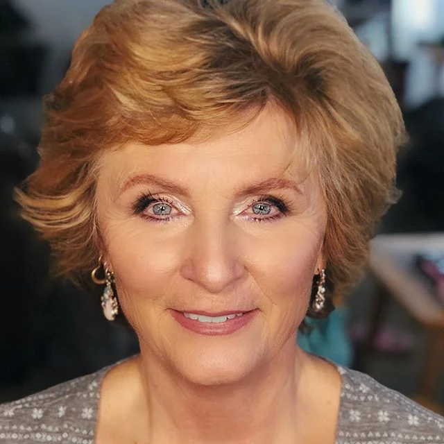 When I was doing this beautiful lady makeup I can not get rid of the feeling that she looks like some famous person. Guess who she looks like before you&rsquo;ll see the next photo😃 
#transformation #makeuptransformation #lamakeupartist #lamakeup #g