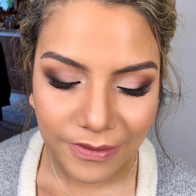 Matte pinkish eyeshadow looks so good on olive type of skin. @doseofcolors eyeshadows make my work so easy❤️ Матовые розовые тени идеально подходят для кожи с оливковковым оттенком. Тени @doseofcolors идеально растушёвываются и прекрасно ложатся даже