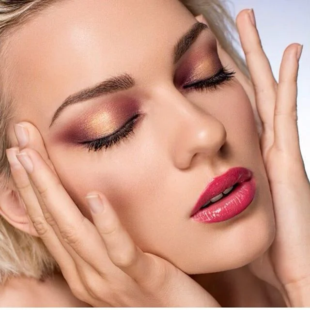 Rose gold sunset on her eyes .
Розово-золотой закат на ее веках❤️ .
#westhollywoodmakeupartist #beverlyhillsmakeupartist #beverlyhillsmakeup #bridalmakeup #beautymakeupla #dtlamakeupartist #rosegoldeyeshadow #grandrapidsmakeup #grandrapidsmakeupartis