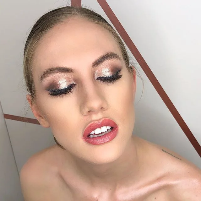 I can&rsquo;t take my eyes from her eyes ! 
Foil eyeshadows my absolute favorites lately. Do you know the best way to apply this kind of shadows without loosing pigment and &ldquo;wet&rdquo; look of it? It&rsquo;s your fingertips! So quick and perfec