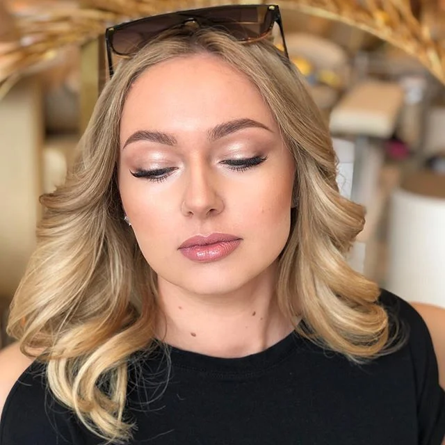 Flawless @temptu Airbrush makeup for this Polish beauty! 
I used just contour and highlight kit for this makeup😍 .
Безупречный макияж с помощью аэрографа  @temptu для этой польской красотки😍
Я использовала только наборы хайлайтеров и контуров для л