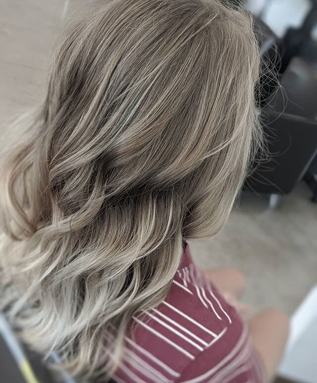 I'm really enjoying my job these days! It's good to be back!
#Balyage #hairpainting #ashtones