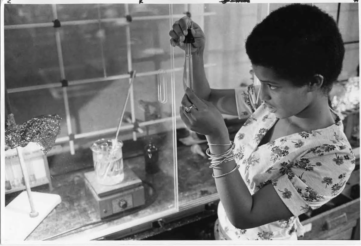 Herzog-StudentScienceLab-1974.jpg