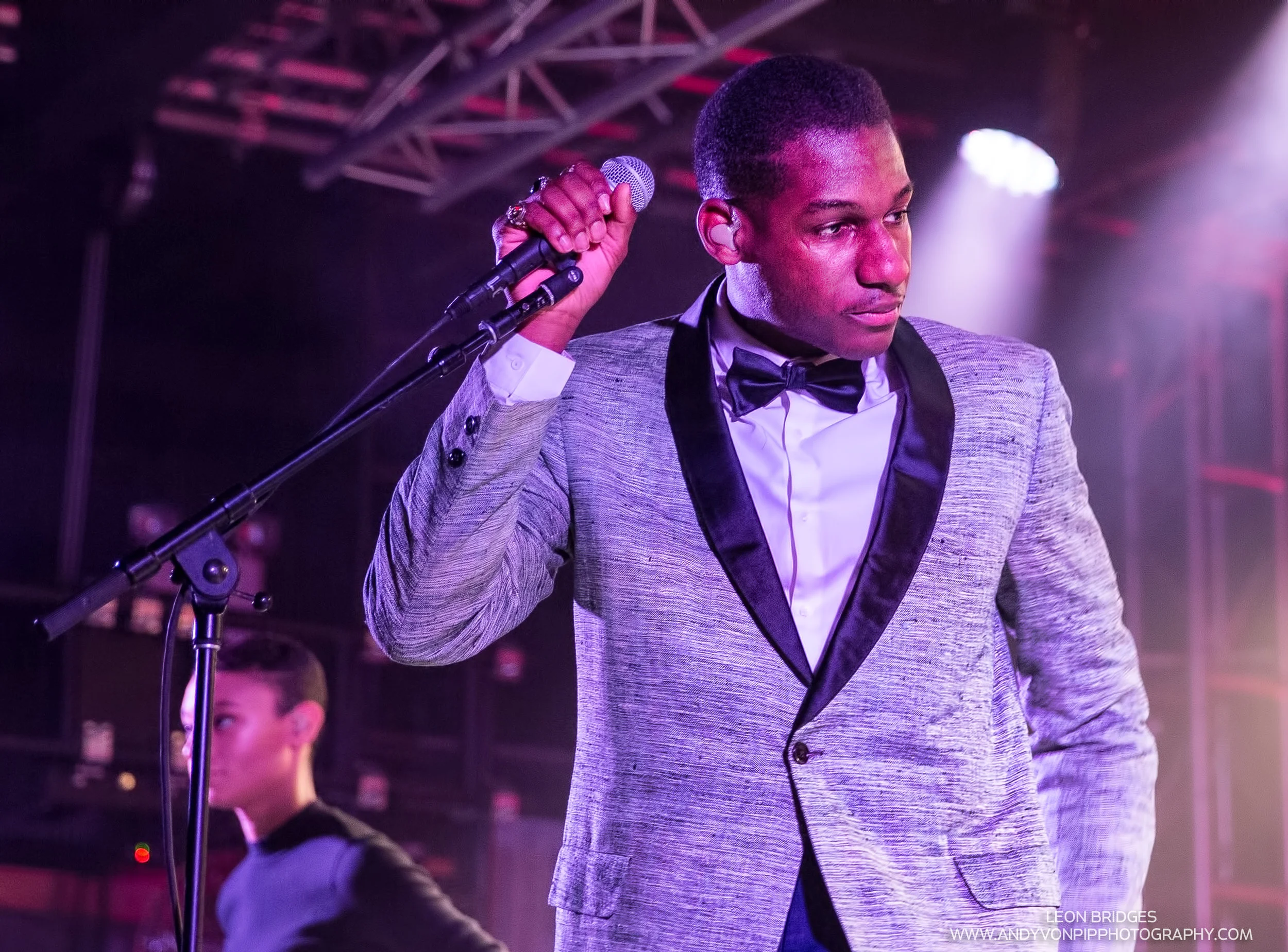 Leon Bridges_03.jpg