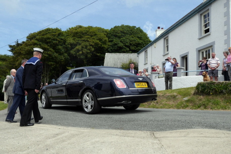the car arrives