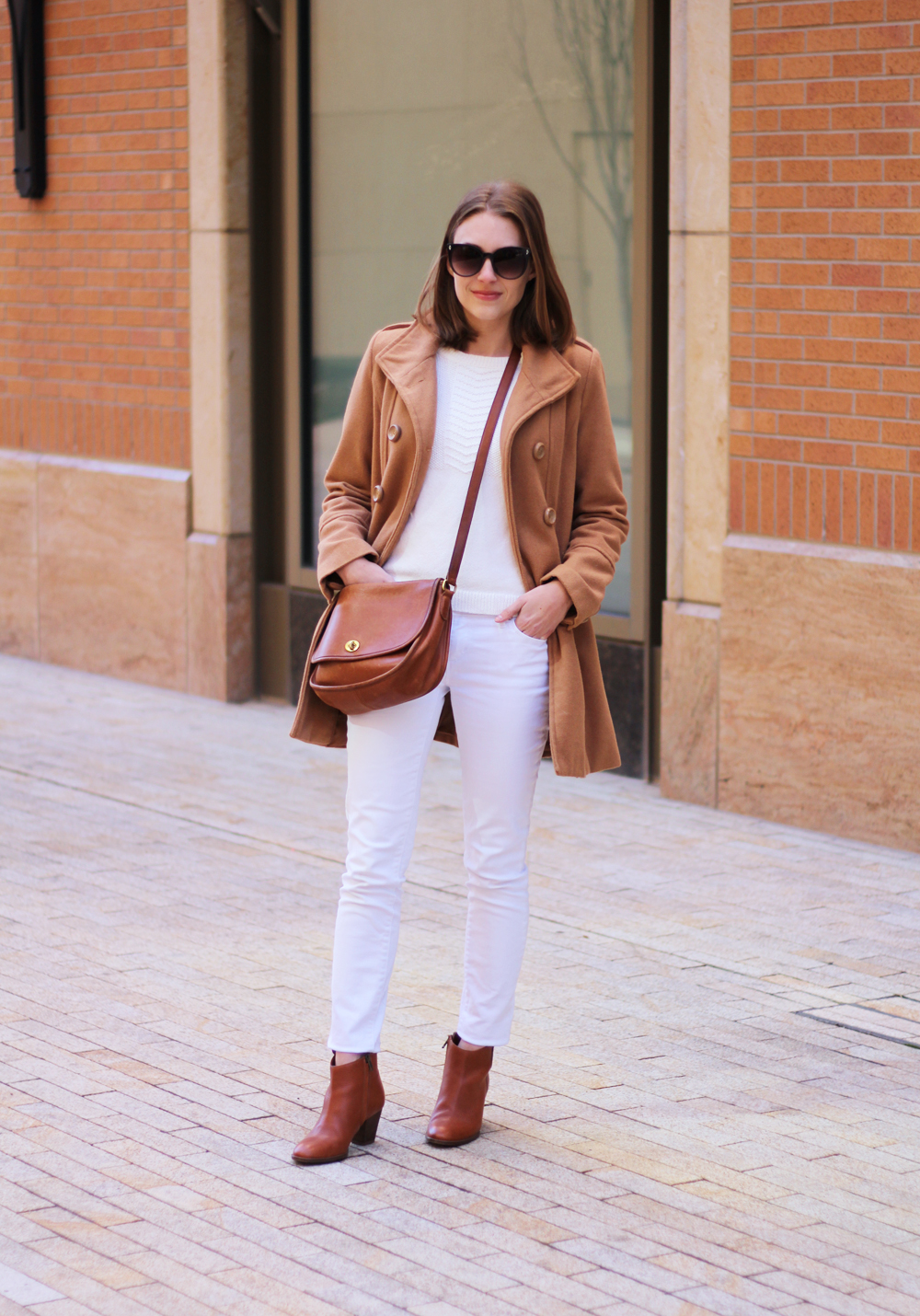 White Jeans & Boots - Cashmere & Jeans