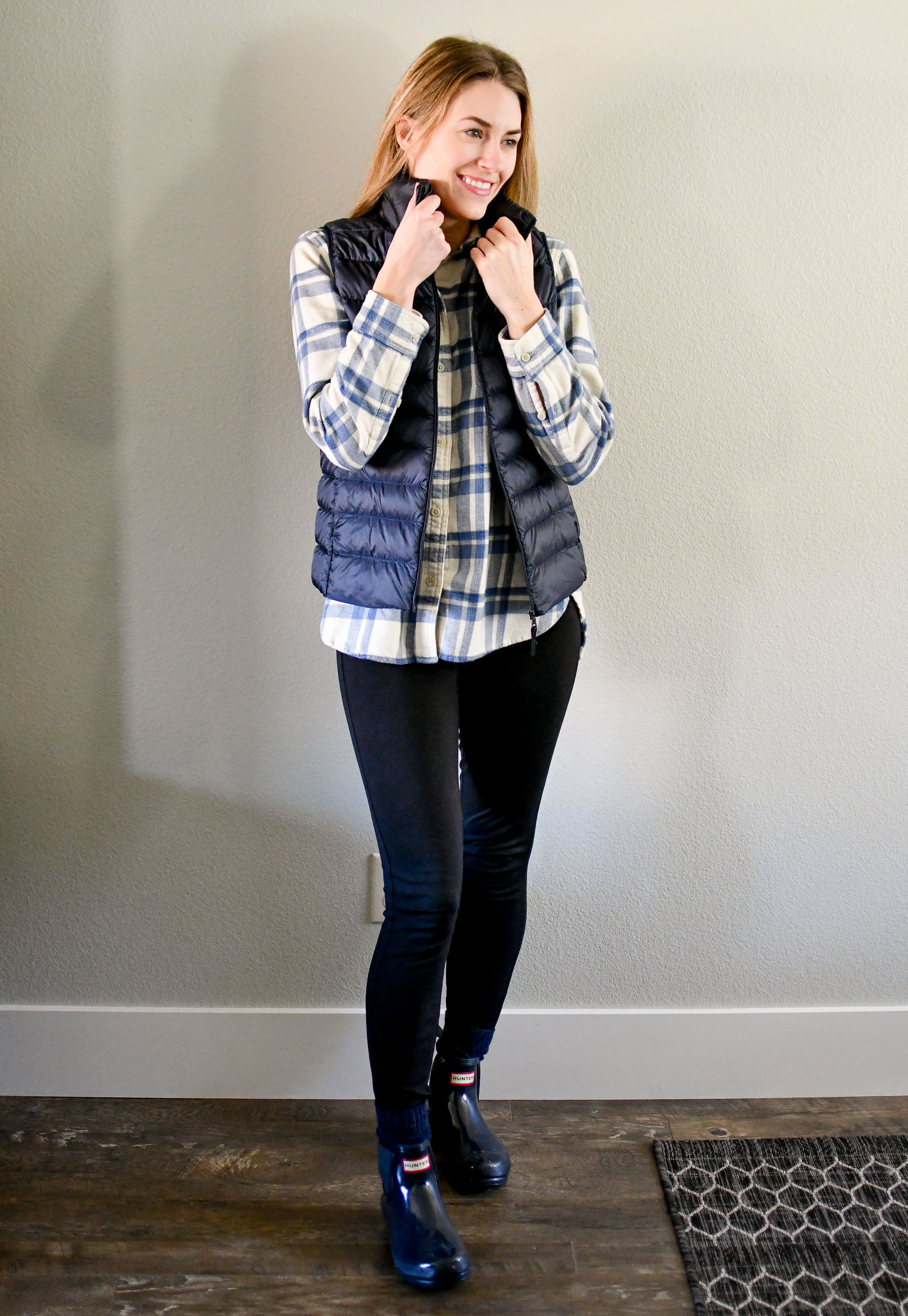 Casual rainy winter outfit with navy glossy Hunter boots — Cotton Cashmere Cat Hair
