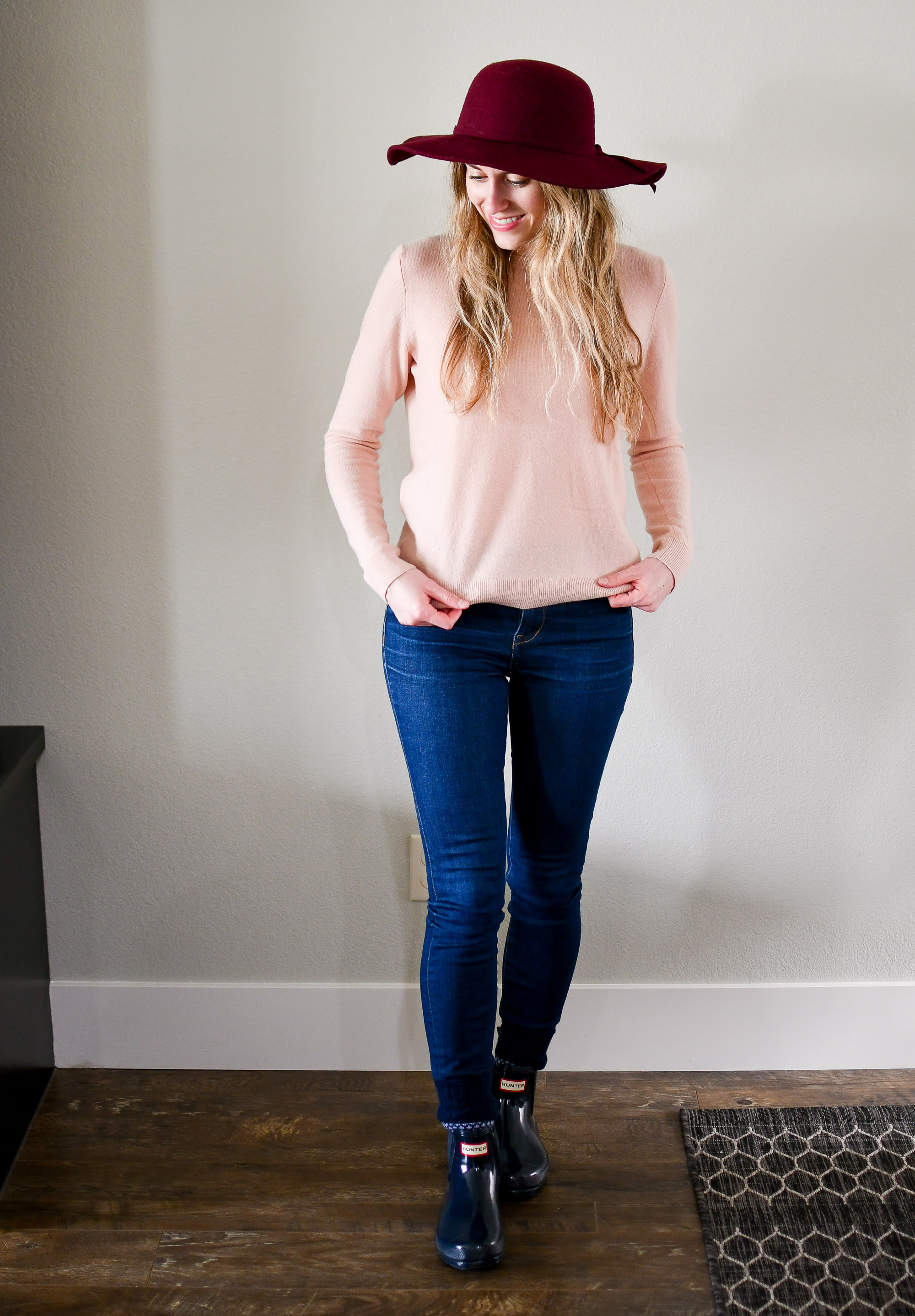 Rainy day spring outfit with pink sweater and burgundy hat — Cotton Cashmere Cat Hair