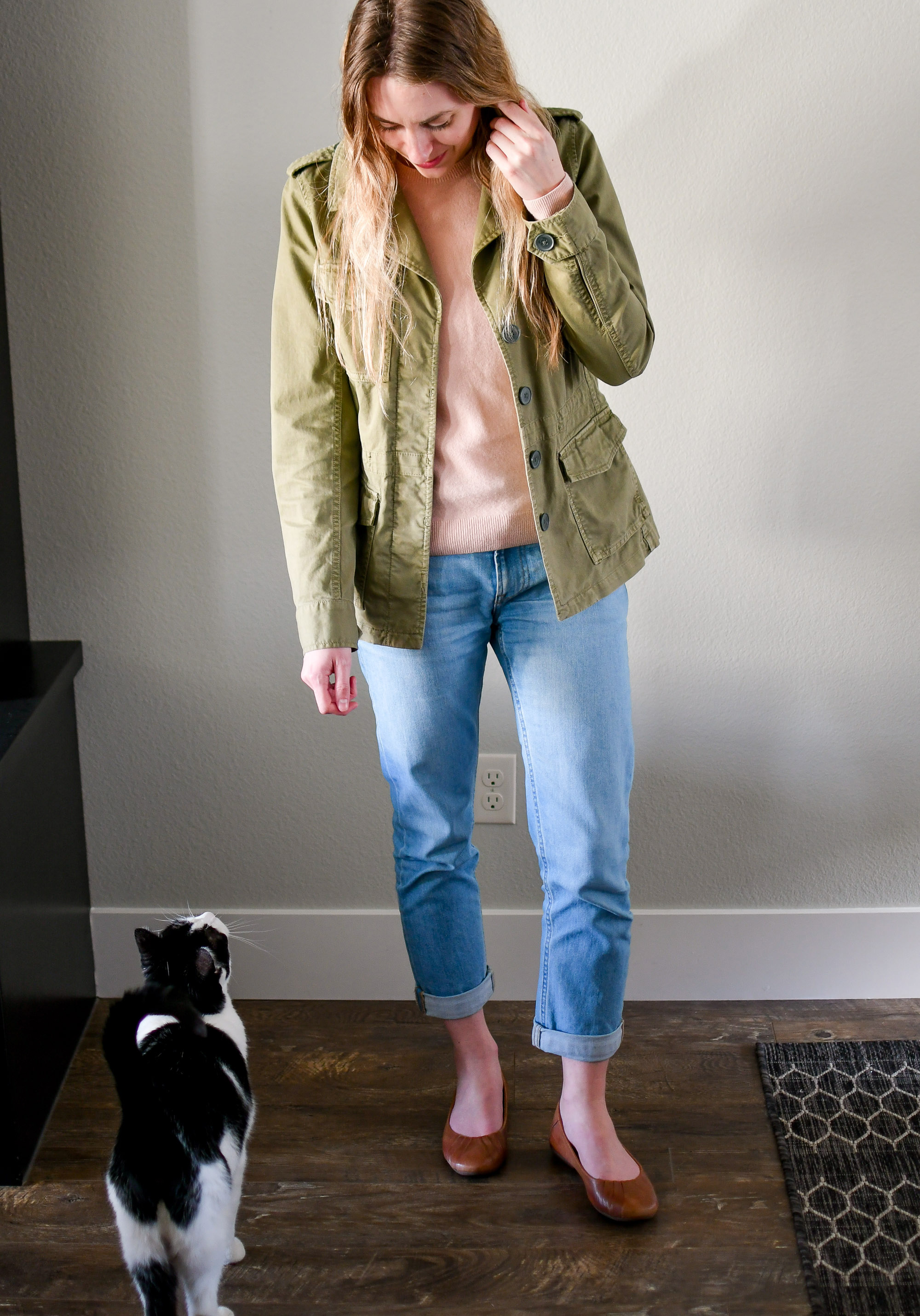 Casual spring boyfriend jeans outfit — Cotton Cashmere Cat Hair