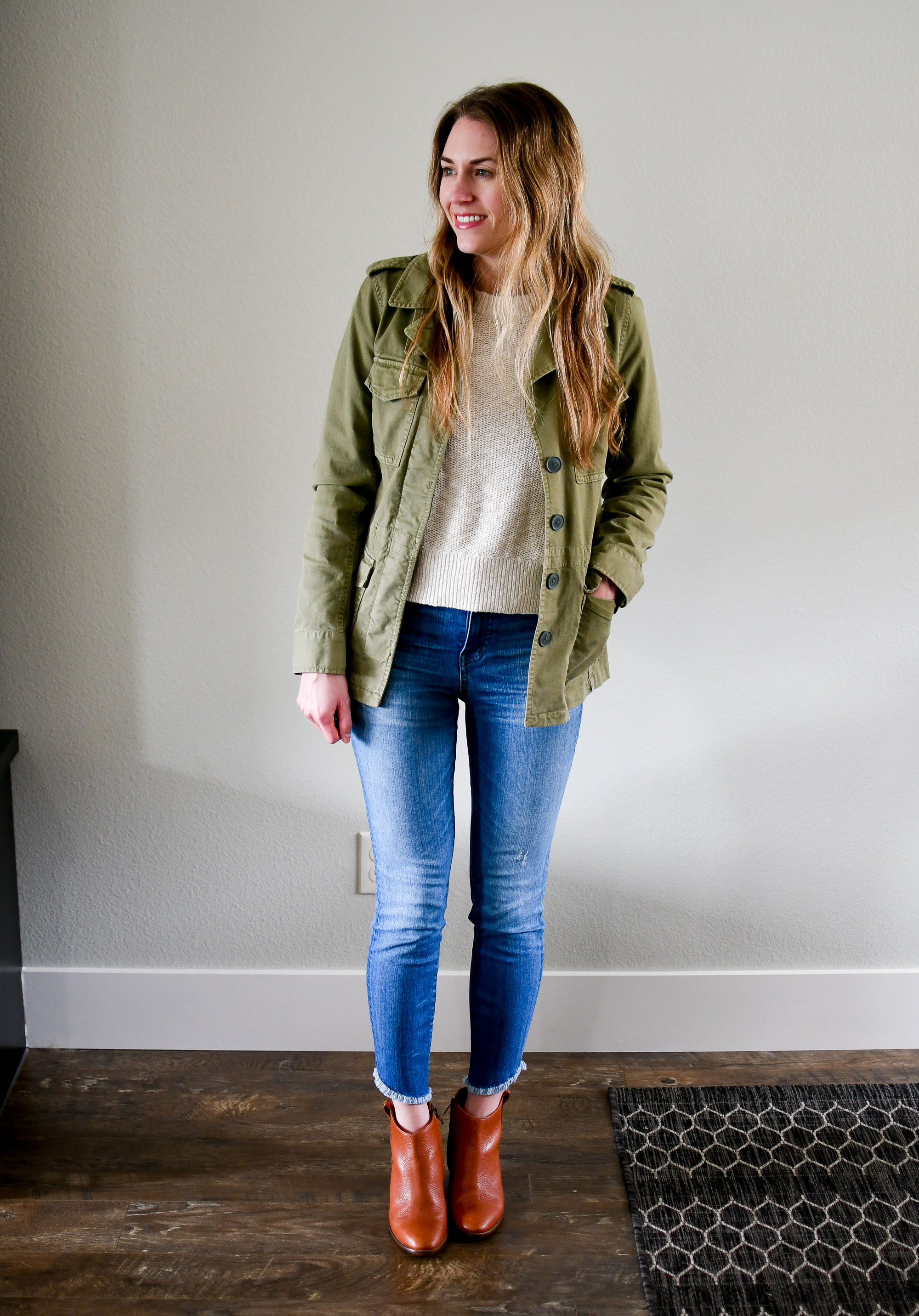 Casual spring outfit with green jacket, skinny jeans, ankle boots — Cotton Cashmere Cat Hair