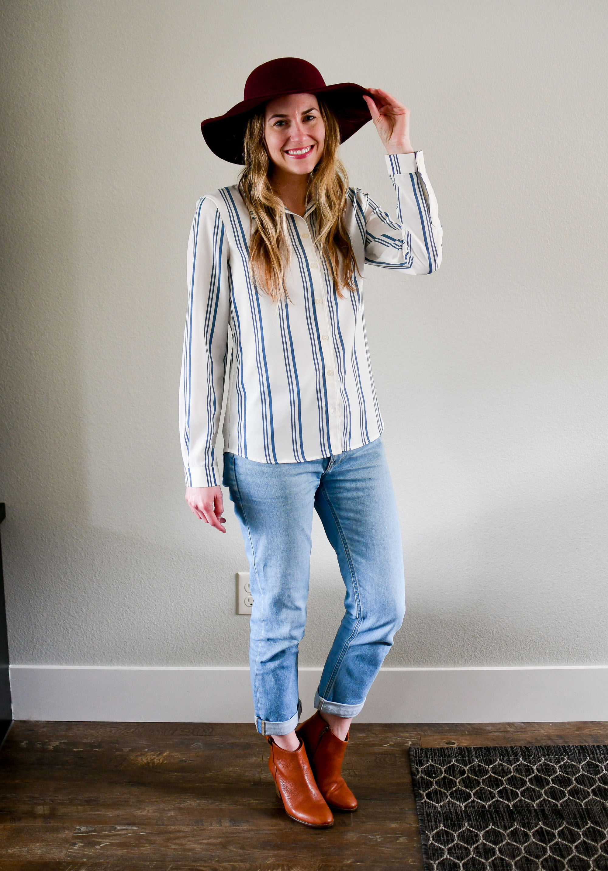 Striped shirt spring outfit with boyfriend jeans — Cotton Cashmere Cat Hair