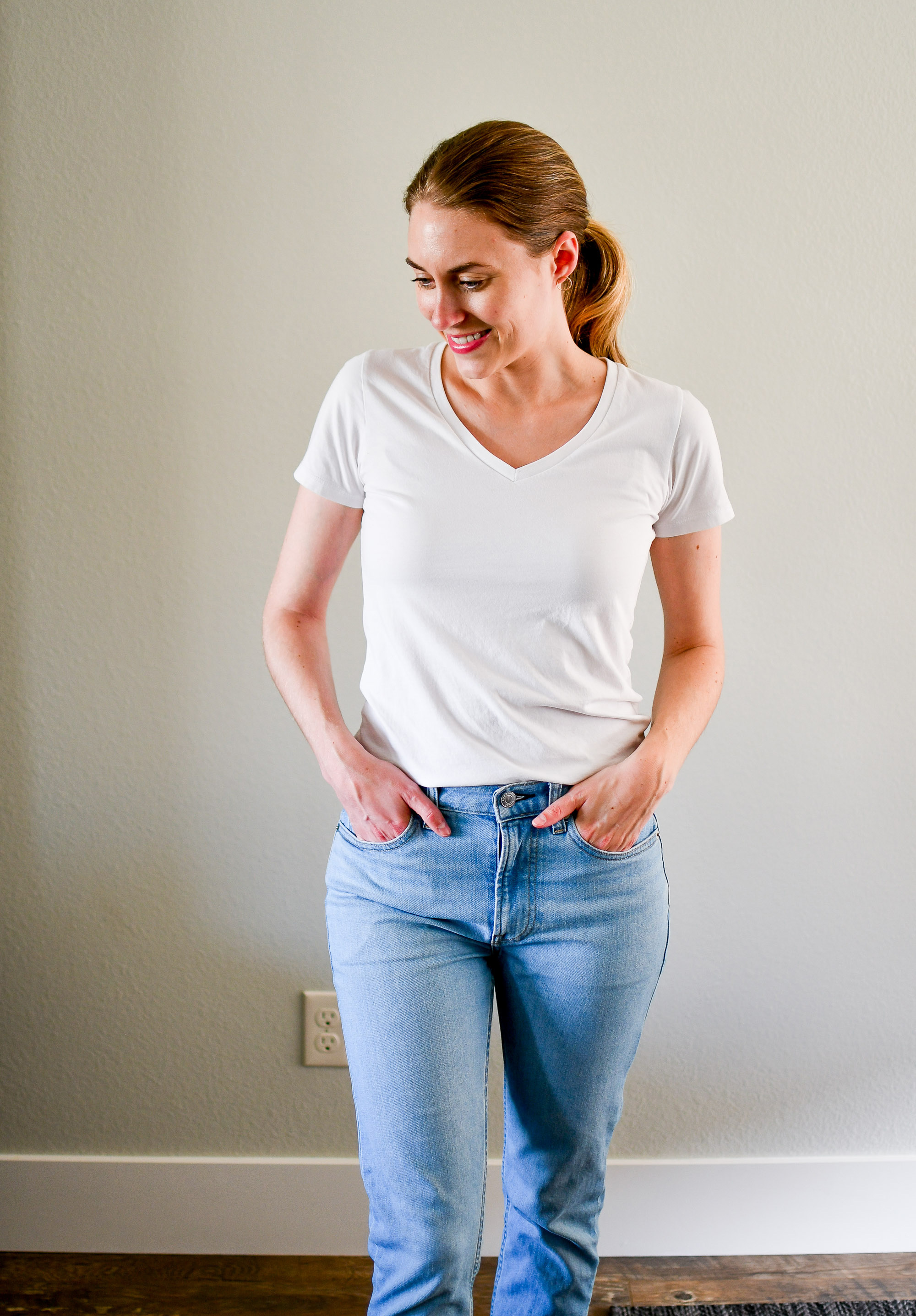 Casual summer outfit with white tee and blue jeans — Cotton Cashmere Cat Hair